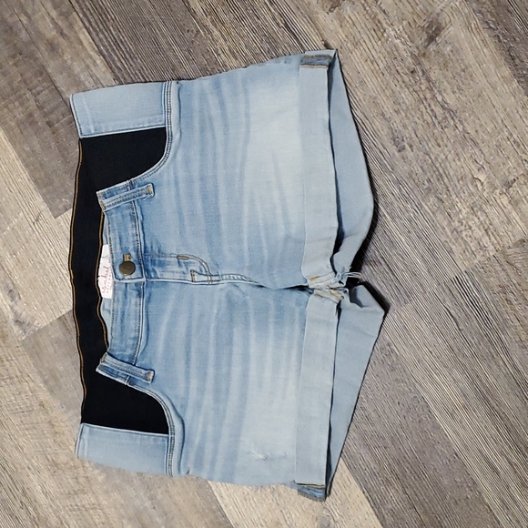 Isabel Denim Maternity Shorts - Picture 3 of 12